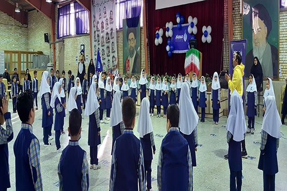 یک دورهمی شاد خانوادگی به مناسبت روز مادر و پدر