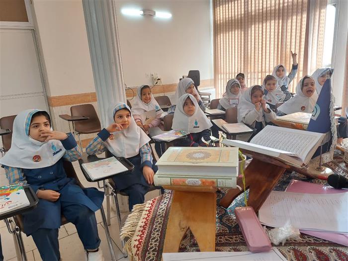 مسابقه قرآنی درون مدرسه ای در دبستان دخترانه مهاد صغیر