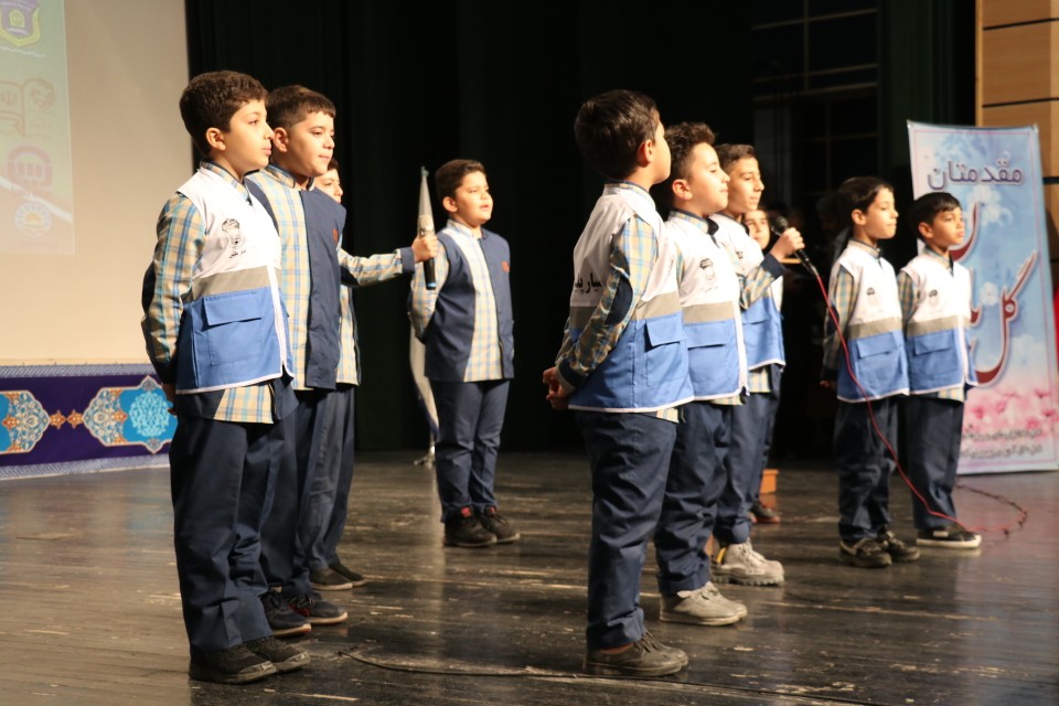 اجرای گروه سرود مدرسه مهاد عسگریه در برنامه فرهنگ‌یار ترافیک