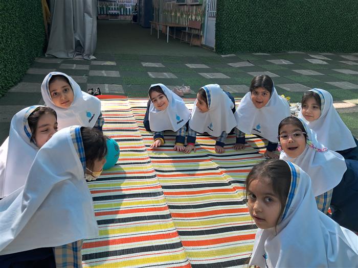 بازی توپ بده به دوستت.هدف:توسعه توانایی‌های جسمی و حرکتی تقویت و هماهنگی توانایی‌های جسمی و حرکتی.افزایش دقت و تمرکر